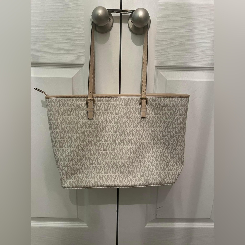 Michael Kors Jet Set Top Zip Tote in Vanilla